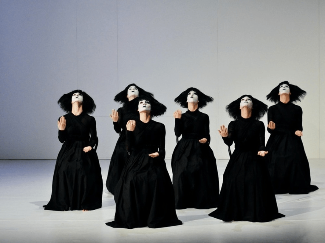Mujeres en escena en un teatro.