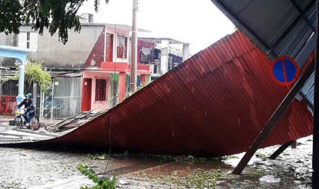 Techo arrancado sobre la calle. Foto: Francis Sánchez