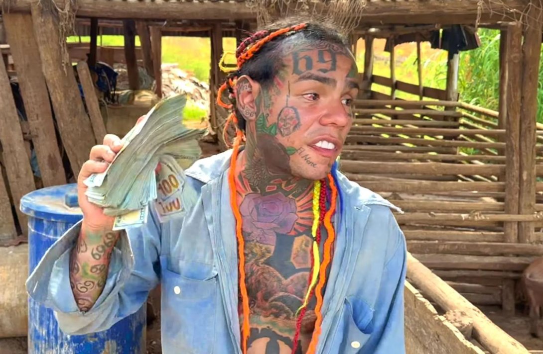 El rapero estadounidense Tekashi 6ix9ine muestra su dinero en Cuba.