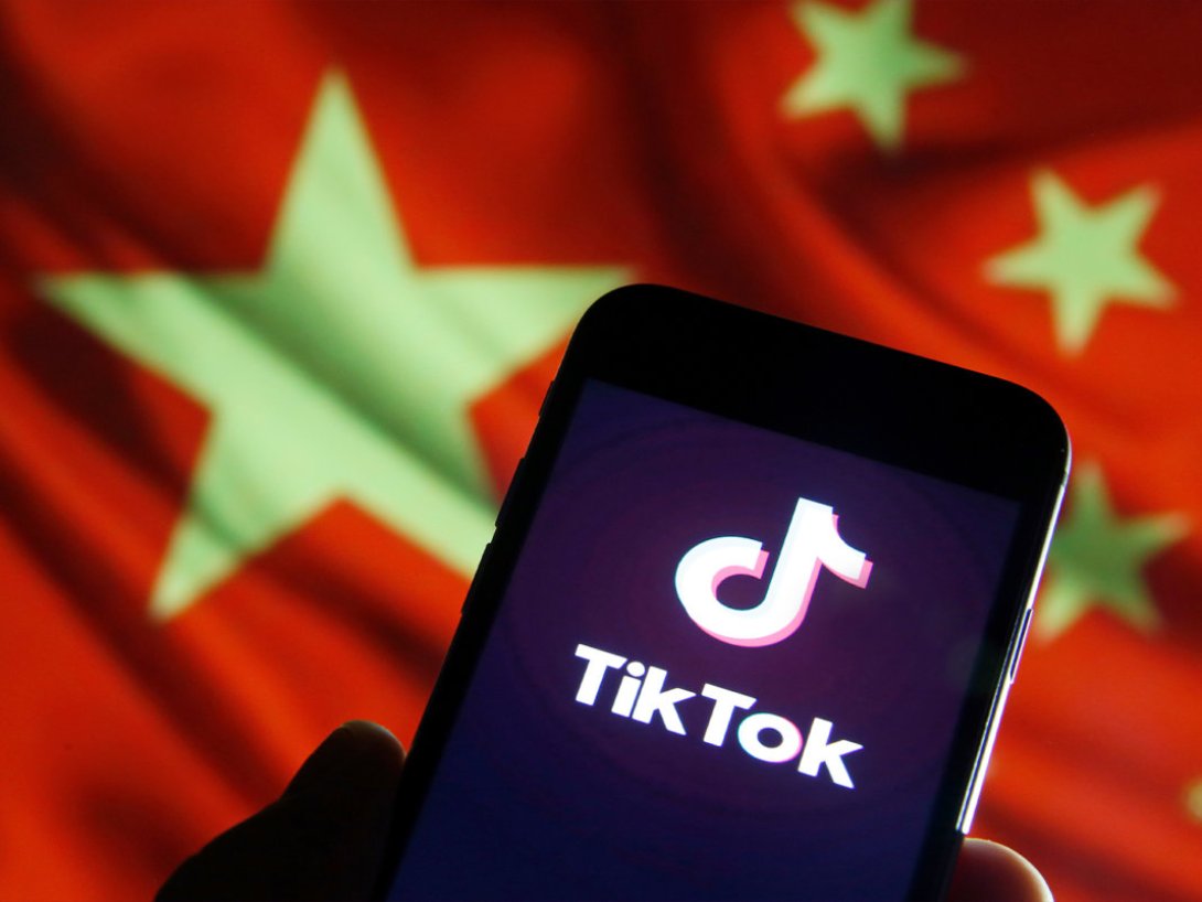 Teléfono con el ícono de TikTok y bandera china al fondo.