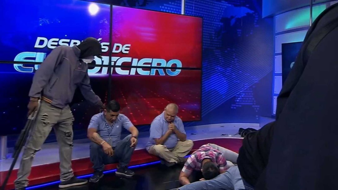 Pandilleros secuestran a periodistas de un canal televisivo en Ecuador.