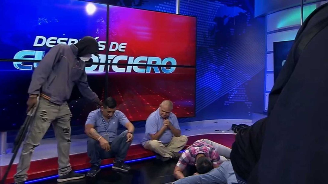 Pandilleros secuestran a periodistas de un canal televisivo en Ecuador.