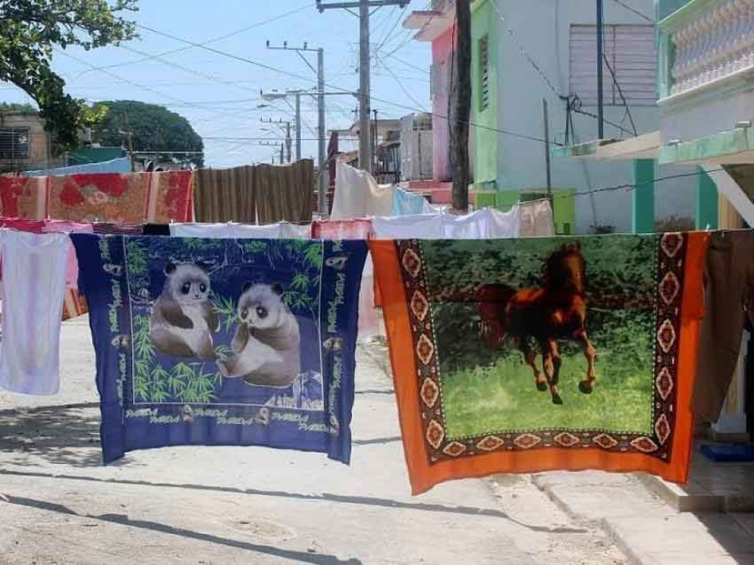 Ropa tendida en la calle. Foto: Francis Sánchez