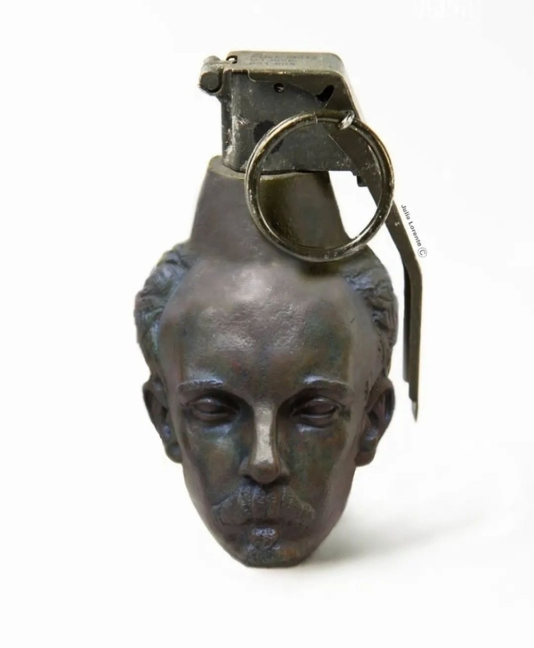 Representación de la cabeza de José Martí fundida con una granada.