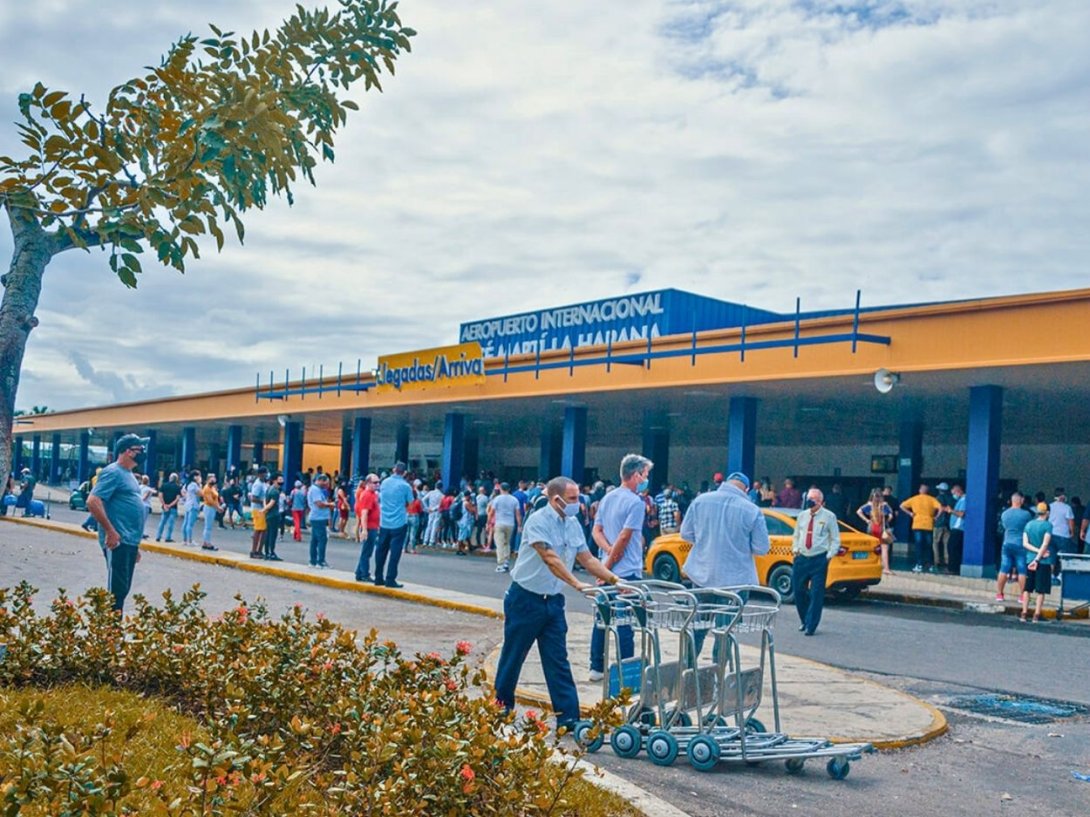 Entrada de la Terminal 2 del Aeropuerto Internacional "José Martí" de La Habana.