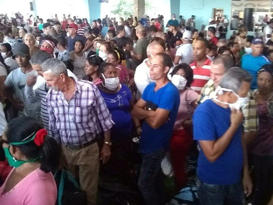 Aglomeración en estación de ómnibus