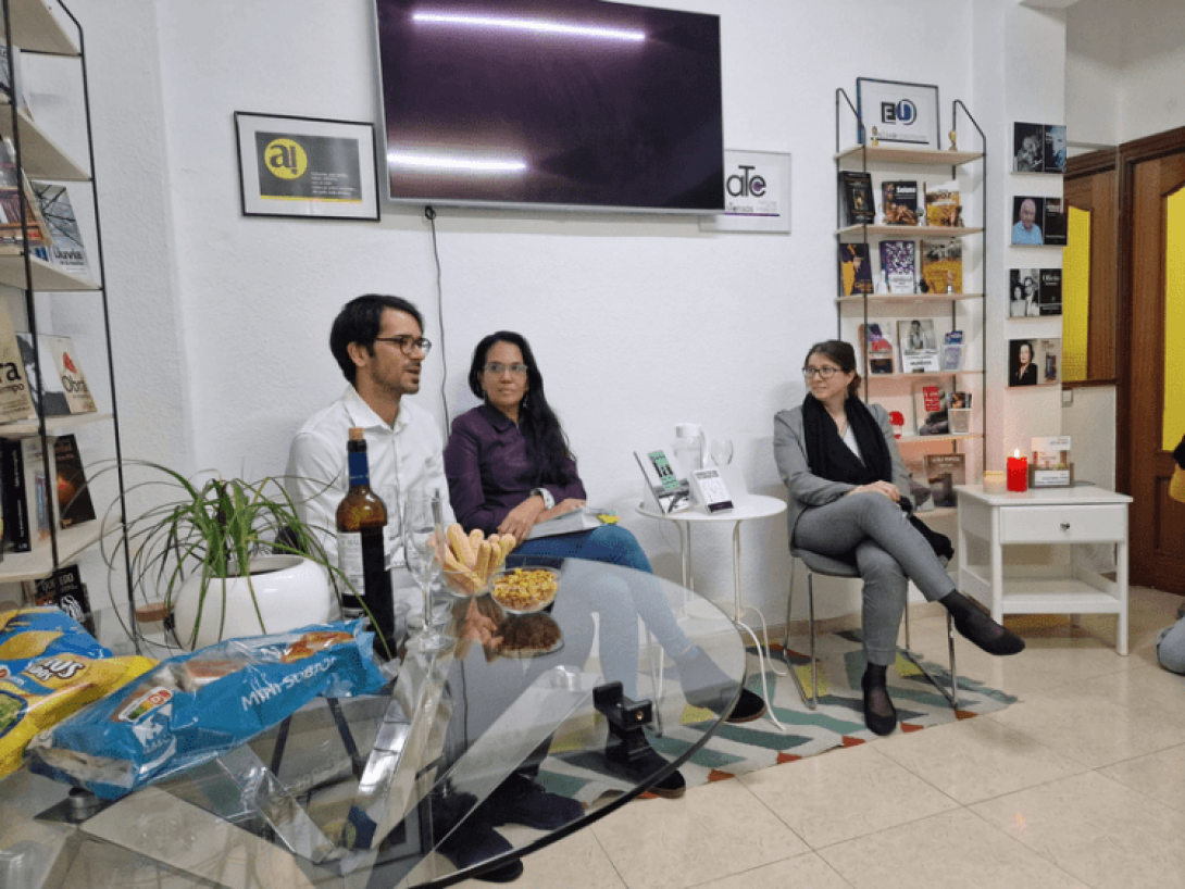 Tertulia Deslinde: lester alvarez, luz escobar y micaela hierro presentando memoria y cultura por la democracia en Cuba