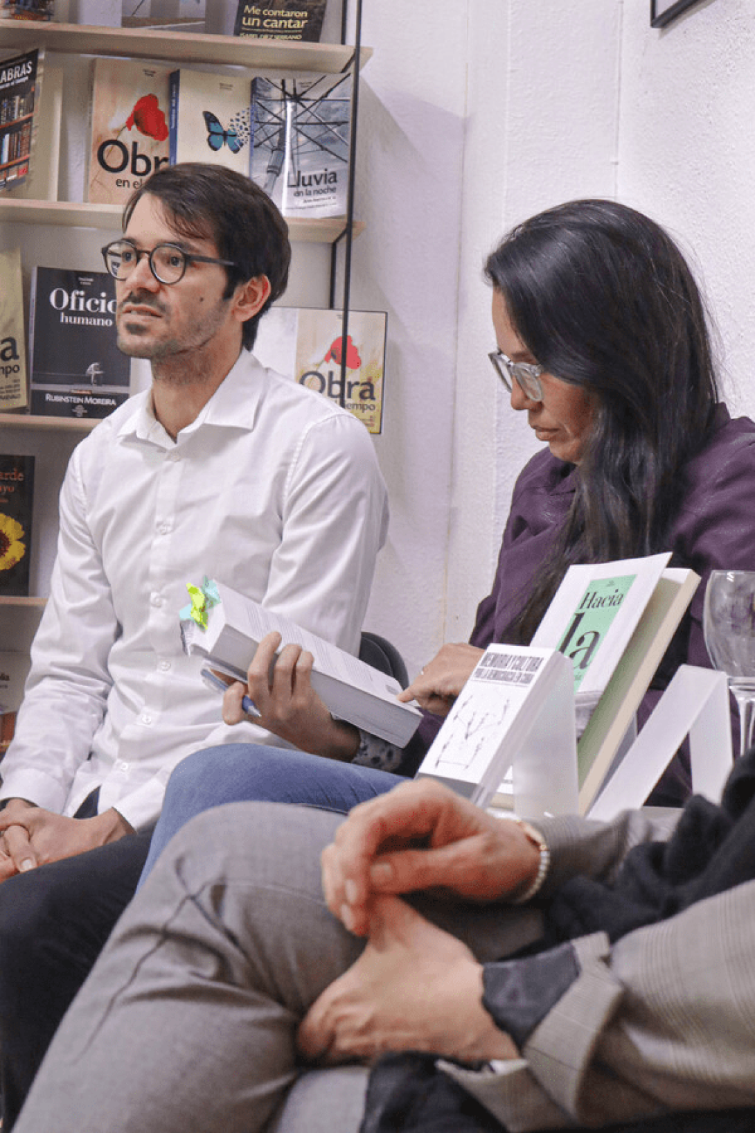 Lester Álvarez y Luz Escobar durante la presentación del libro de Micaela Hierro.