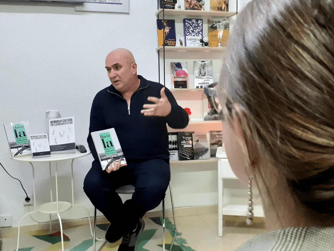 Francis Sánchez durante la Tertulia Deslinde presentando el libro de Rafael Almanza.