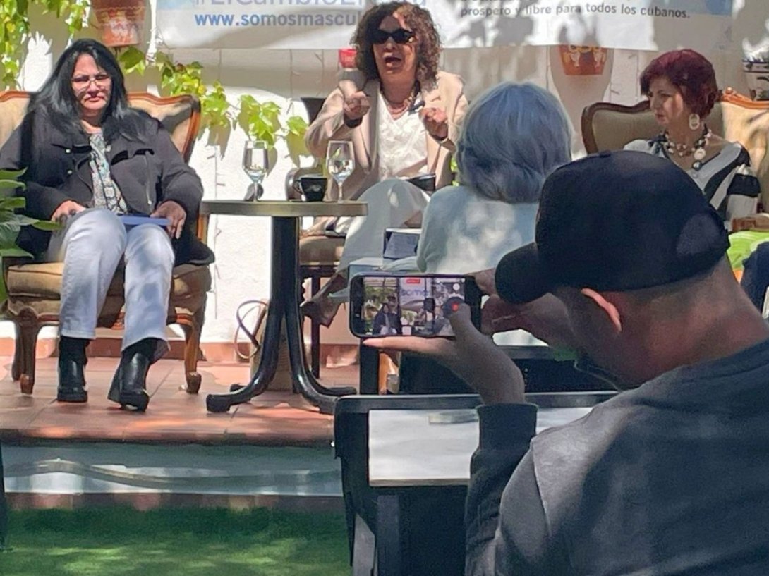 Las poetas cubana Ana Rosa Díaz Naranjo e Ileana Álvarez y la activista Iskra Pérez en la primera edición de La Tertulia (El Patio del Indiano, Madrid, 16 de mayo de 2026).
