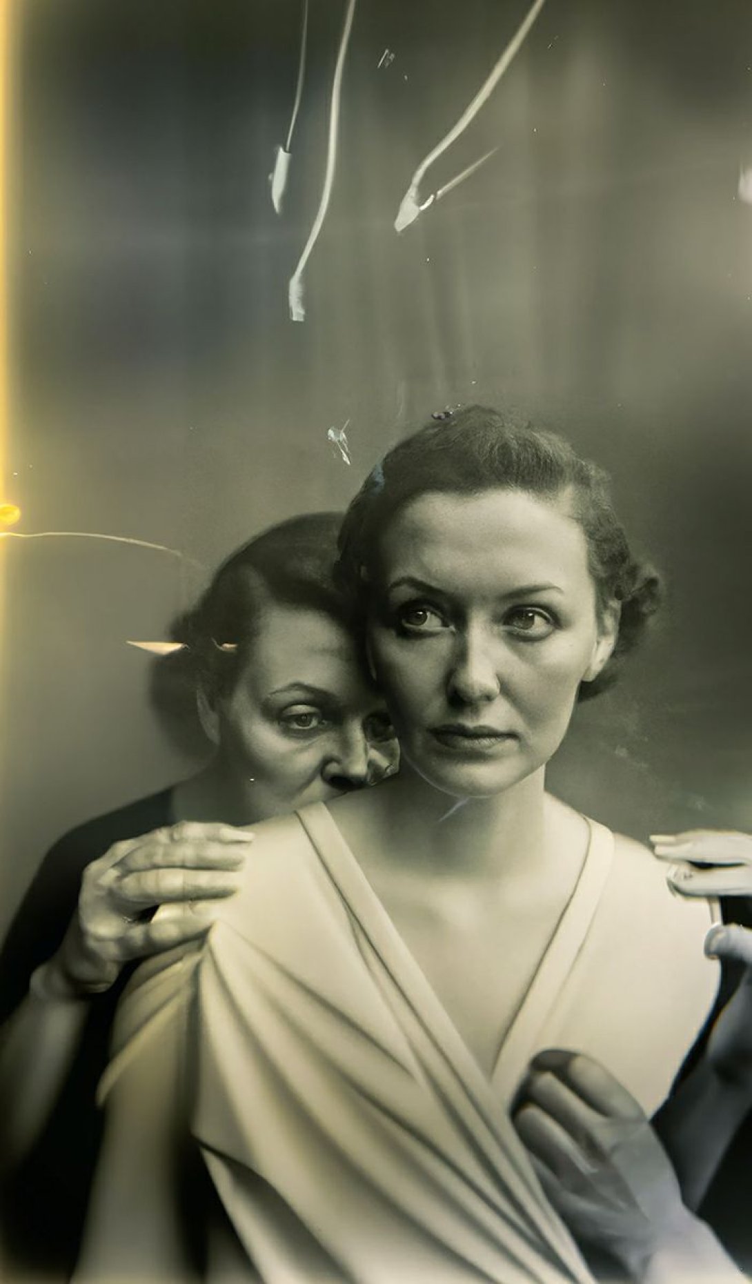 Fotografía de dos mujeres en blanco y negro.