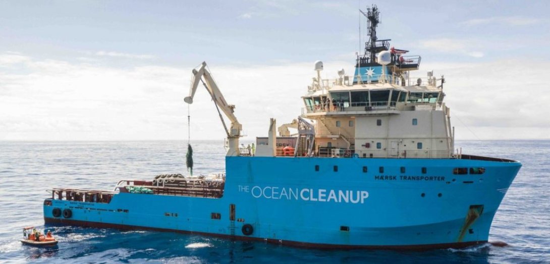 Barco de The Ocean Cleanup en medio del océano