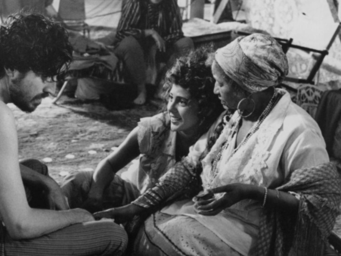 Celia Cruz junto a Marisa Tomey y Alfred Molina en "La familia Pérez" (Mira Nair, 1995), fotograma.