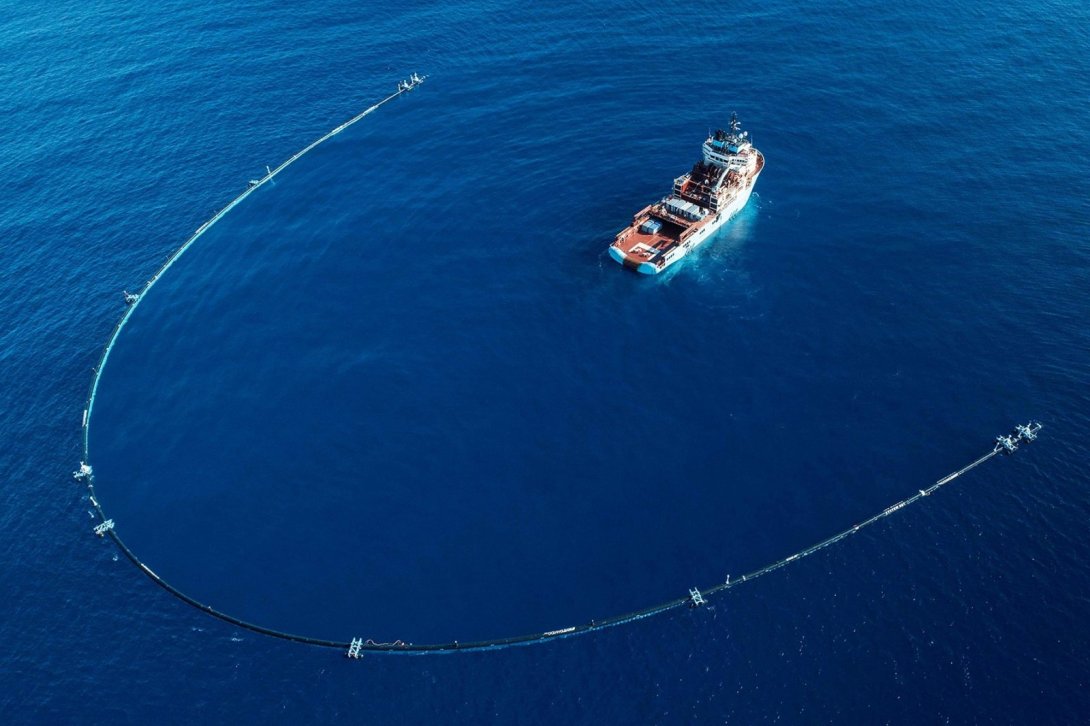 Barco de The Ocean Cleanup limpiando el oceáno