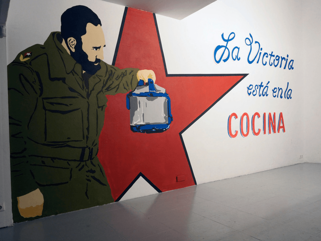 Mural que representa a Fidel guiando con una olla de cocina en la mano. Al lado un cartel: "La victoria está en la cocina"...
