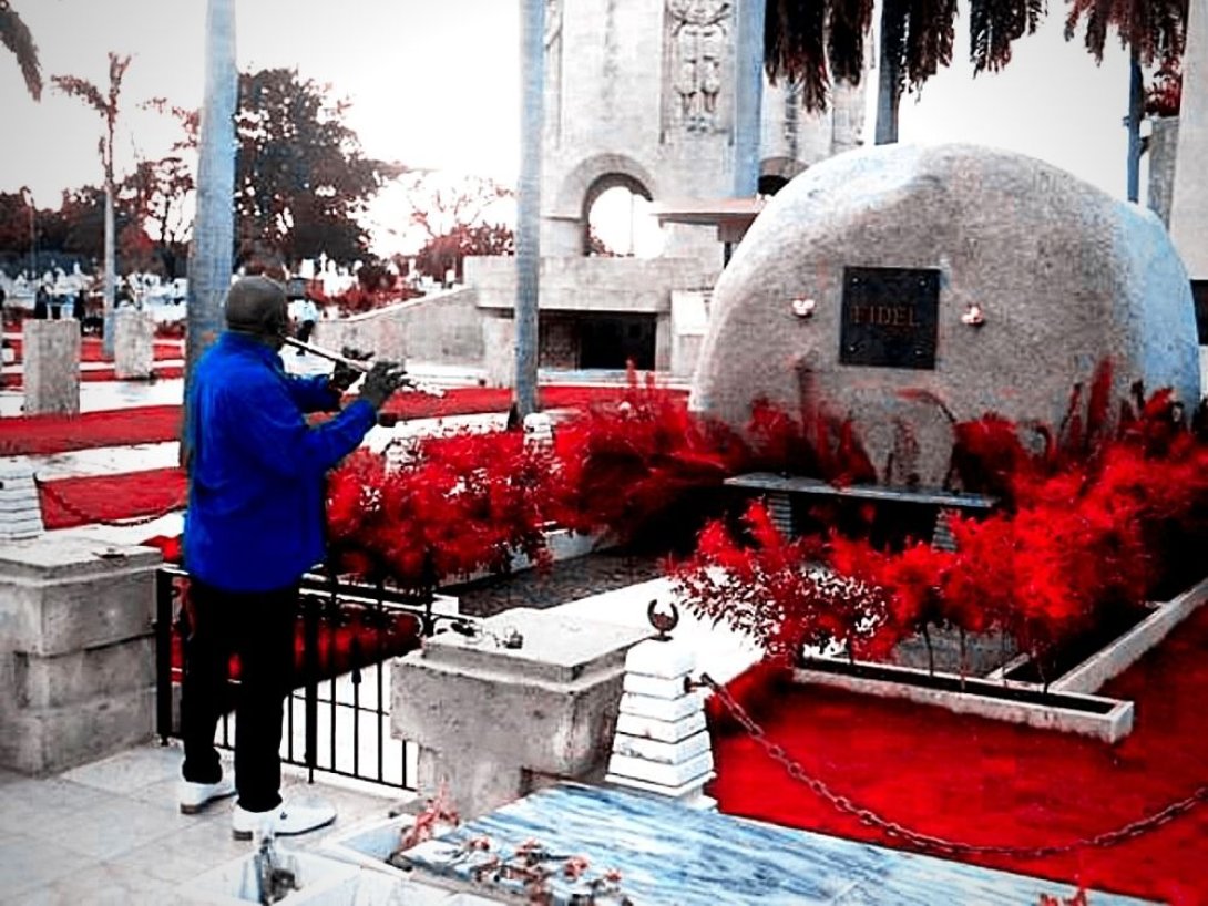 Hombre tocando flauta