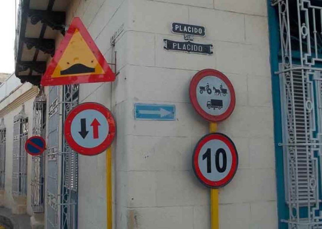 Señales amontonadas. Foto: Francis Sánchez