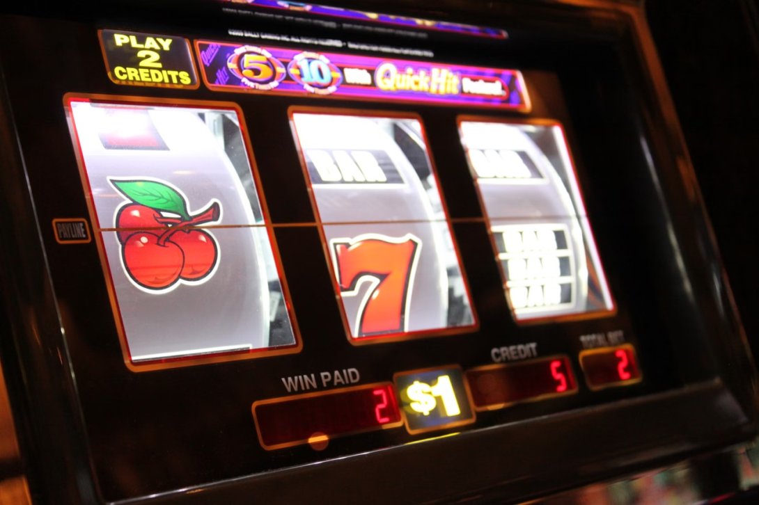 Máquina de tragamonedas en un casino.