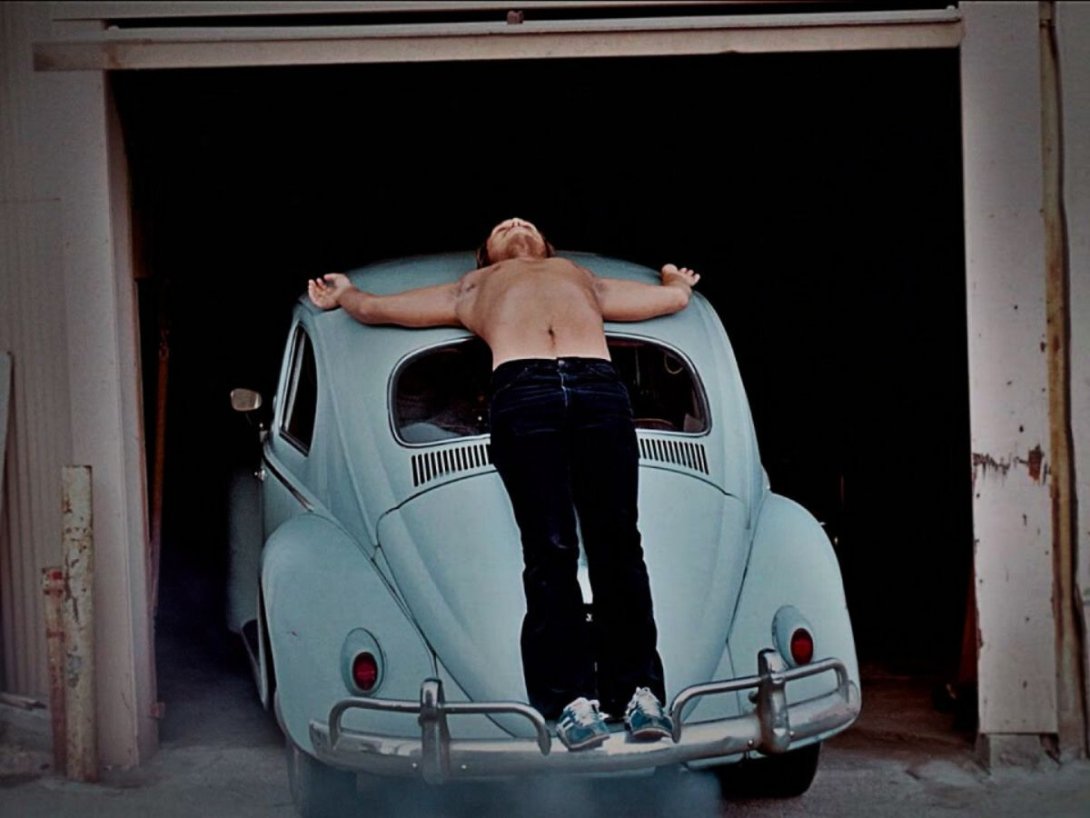 "Trans-Fixed", performance de Chris Burden (1974).