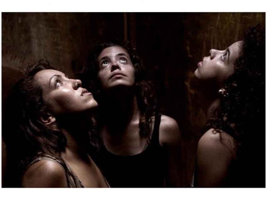 Tres mujeres miran a lo alto. Foto: Dunia Cordero