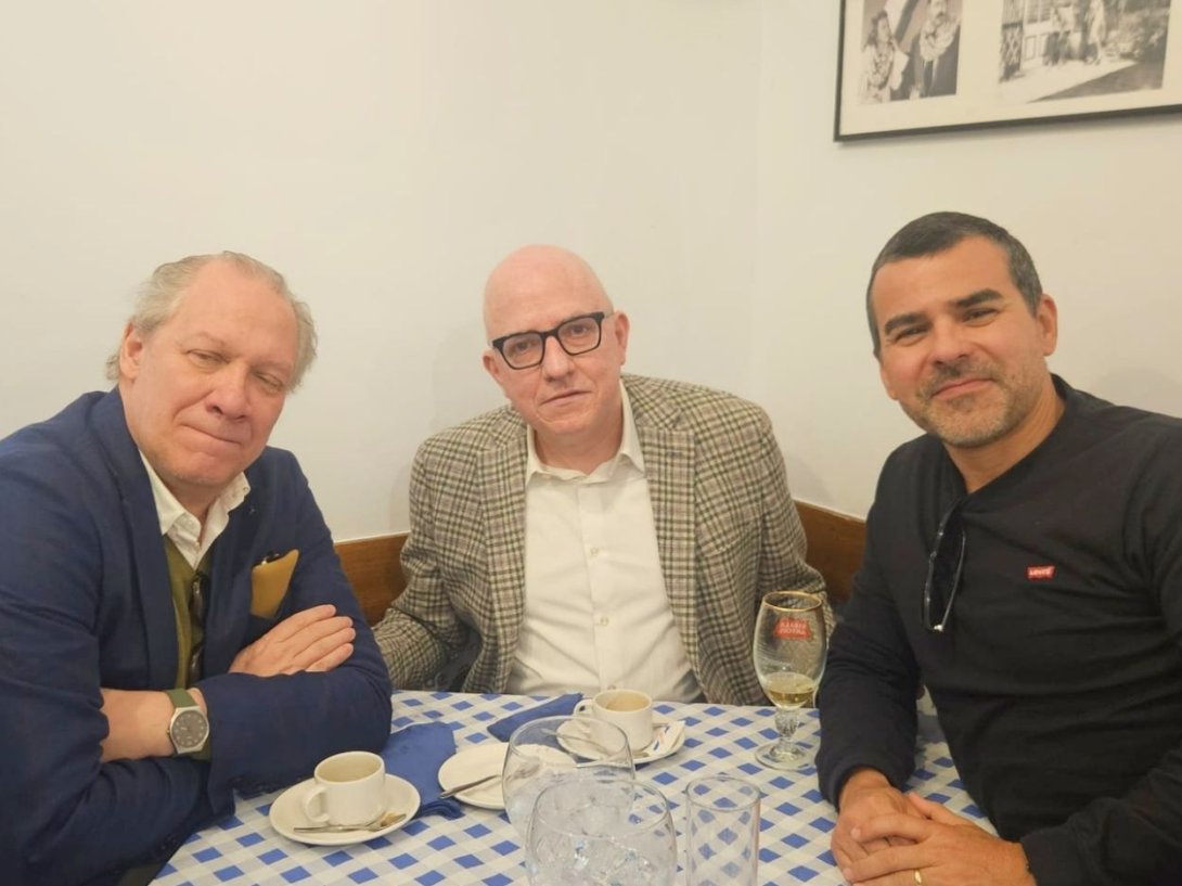 Rafael Rojas, Antonio José Ponte y Luis Rafael Hernández poco antes de comenzar la presentación del libro "José Martí: la invención de Cuba" en Madrid (26 de marzo de 2026).