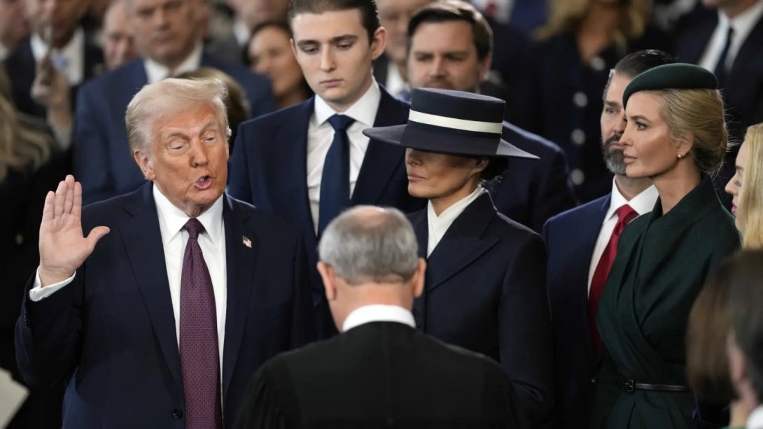 Trump, junto a la primera dama, Melania, y su hijo Barron, en la toma de posesión presidencial.