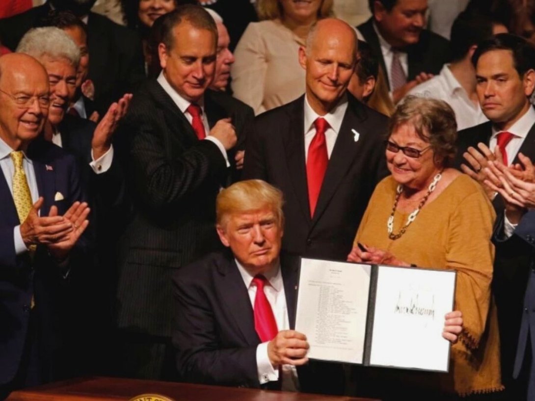 El presidente Donald Trump firmando el "Memorando Presidencial de Seguridad Nacional" en junio de 2025.