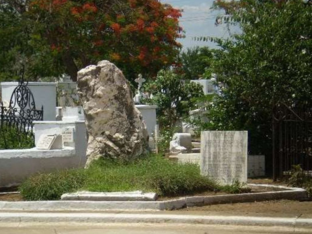 Tumba de poeta suicida María Luisa Milanés en cementerio de Bayamo.