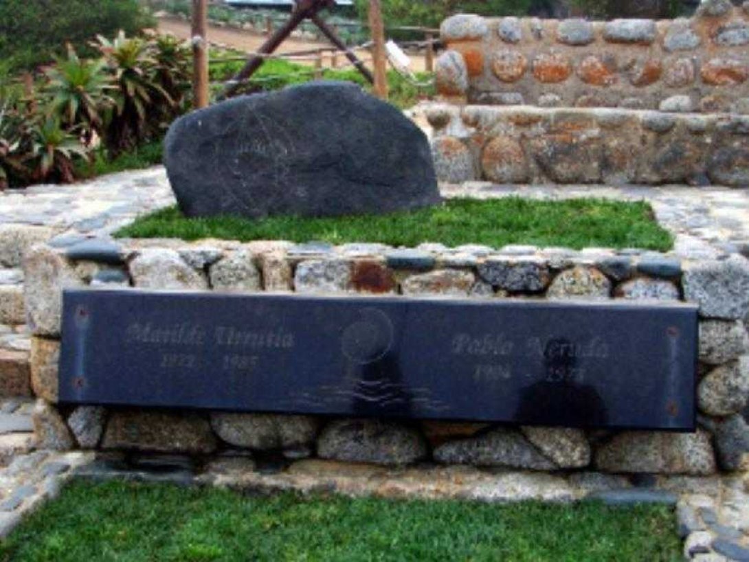 Tumba de Neruda con piedra negra encima. Foto: Ricardo A. Koon