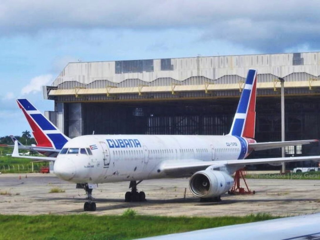 Tupolev Tu-204 de Cubana de Aviación estacionado en La Habana. 