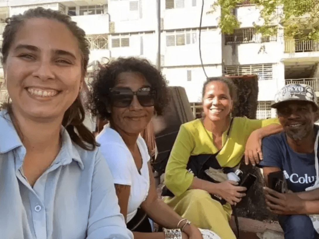 Varias de las denunciantes junto al periodista independiente Jorge Enrique Rodríguez. 