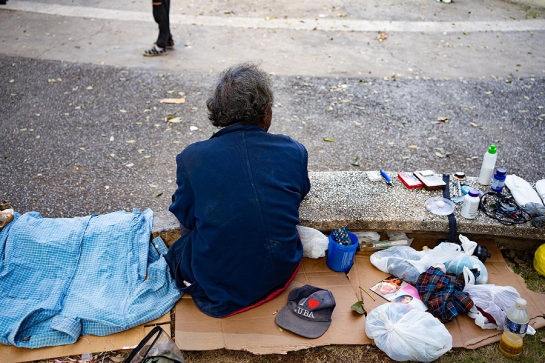 Un hombre vendiendo objetos varios en La Habana.