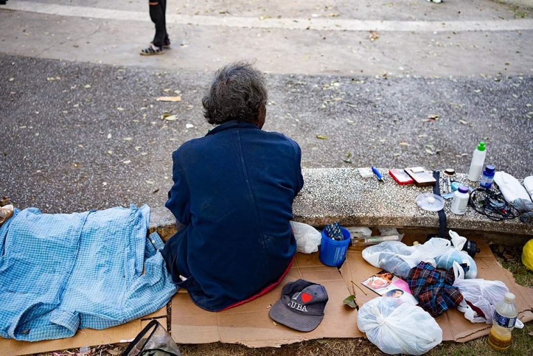 Un hombre vendiendo objetos varios en La Habana.