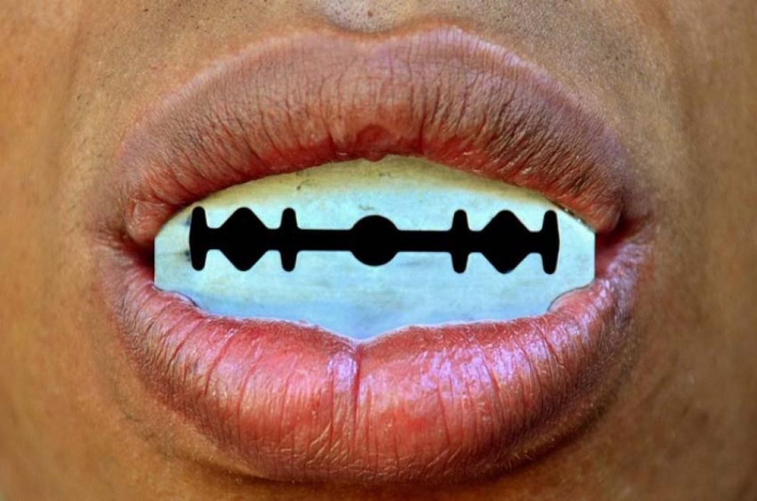 Una cuchilla en la boca. Foto: Geny Jarrosay