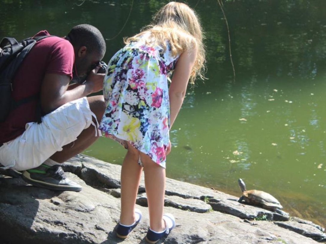 Niña y fotógrafo junto a jicotea. Foto: Francis Sánchez