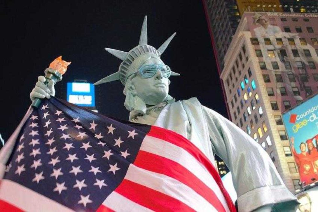 Estatua de la Libertad con bandera y gafas en elecciones