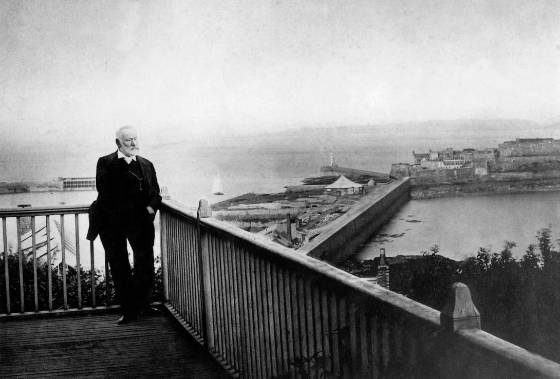 El autor francés Víctor Hugo en la casa de Hauteville, durante su exilio en la isla británica de Guernesey (de 1851 a 1870) en 1868.
