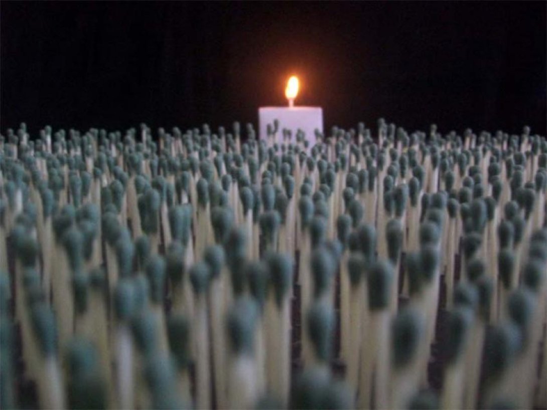 Vela rodeada de fósforos. Foto: Geny Jarrosay