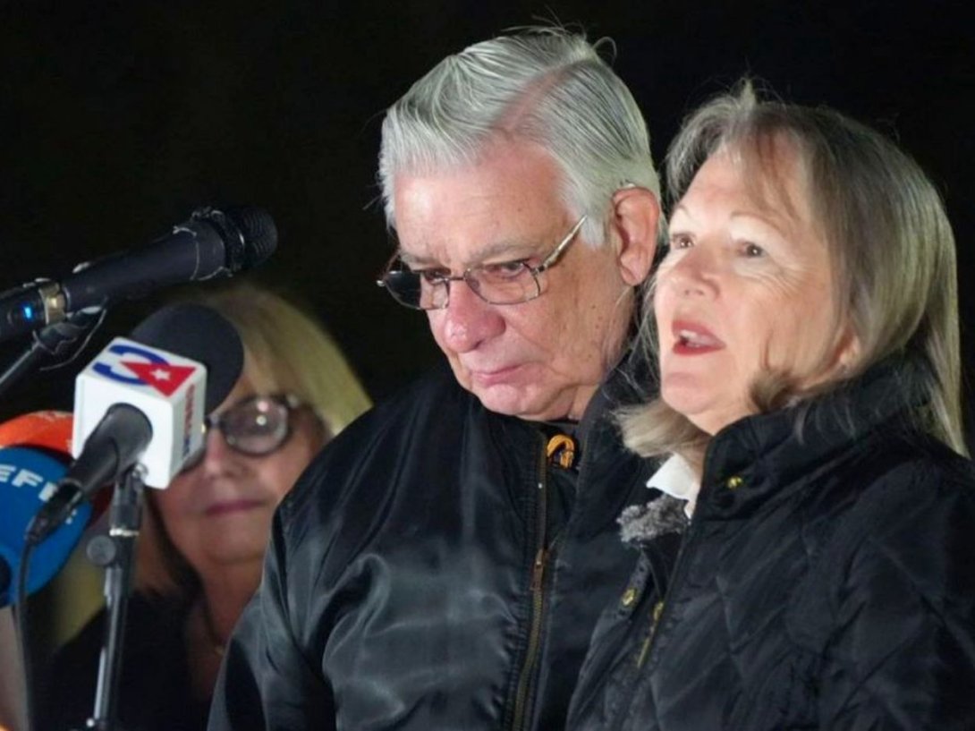 Los padres de Mario de la Peña durante la velada conmemorativa en Miami, a 30 años de su asesinato por aviones militares del régimen cubano (23 de febrero de 2026).