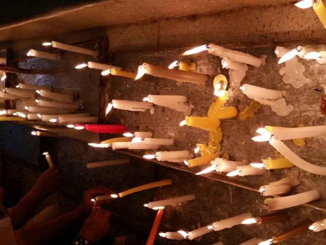 Muchas velas encendidas. Foto: Ileana Álvarez