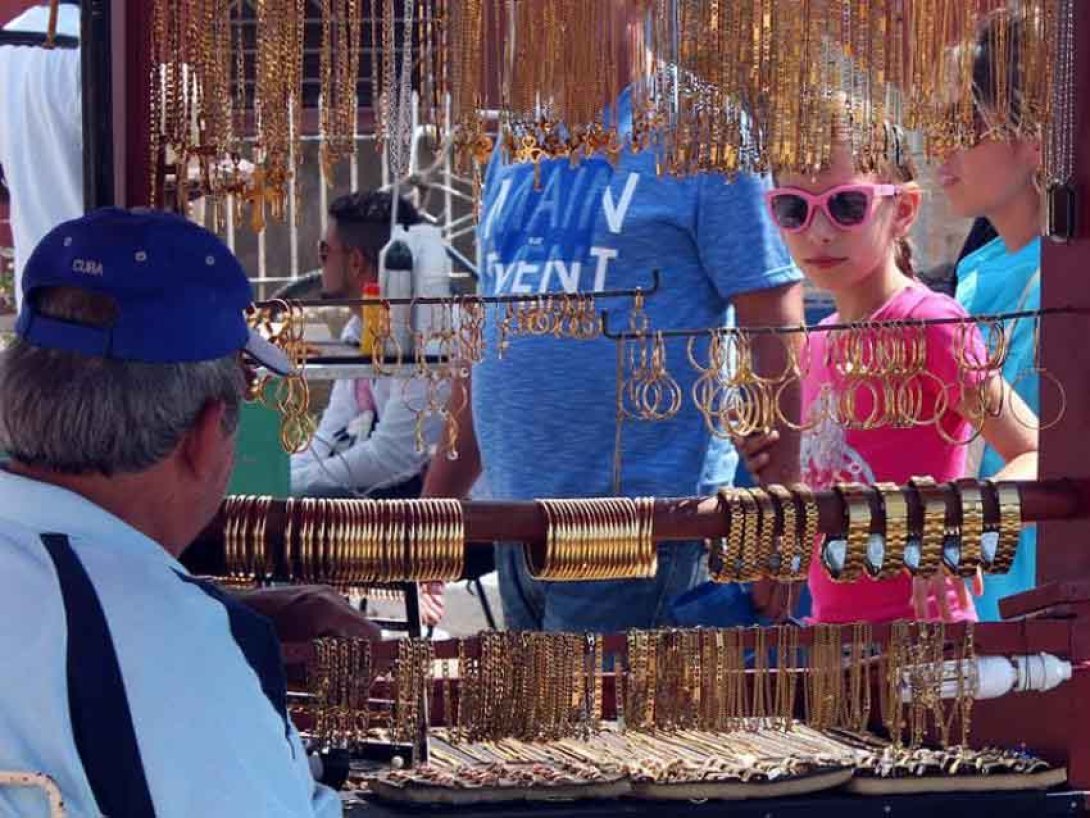 Vendedor de joyas baratas. Foto: Francis Sánchez