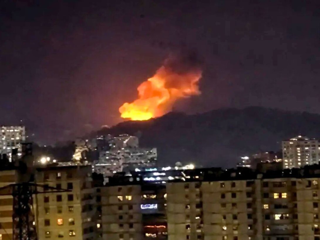 Bombardeo en Caracas (3 de diciembre de 2026).