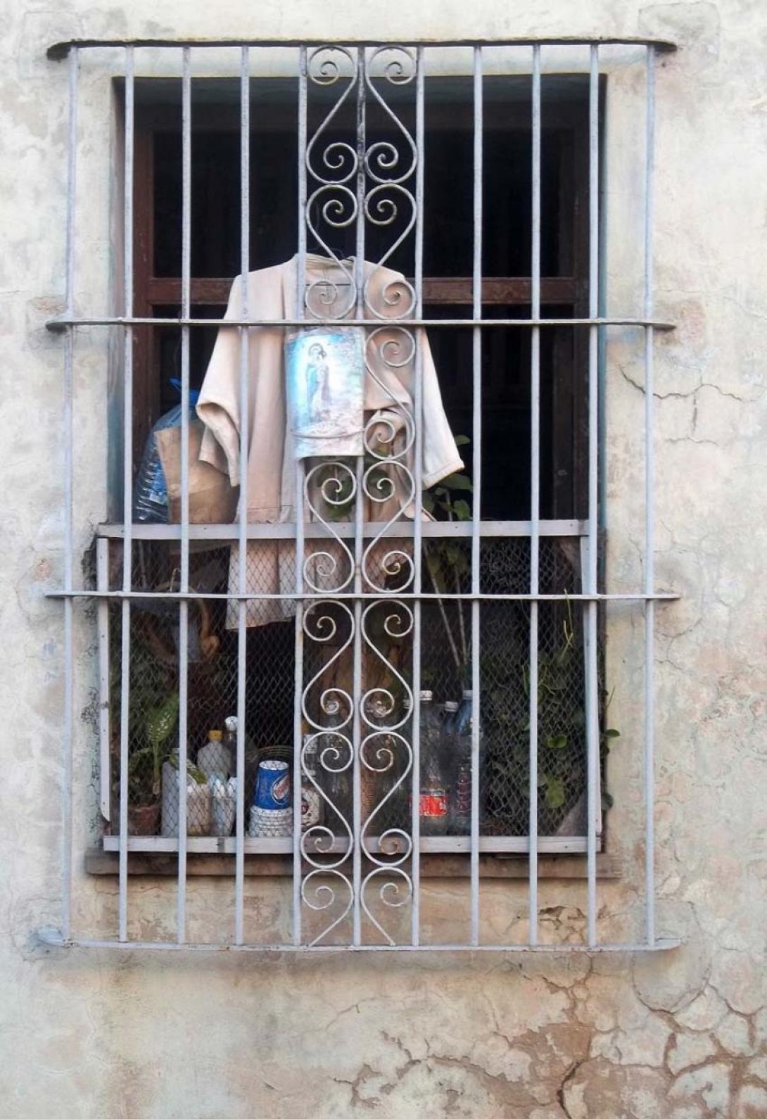 Un vestido en una ventana. Foto de Francis Sánchez
