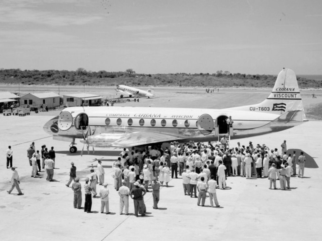 Un Vickers Viscount Serie 755 en su primer vuelo al recién inaugurado aeropuerto Antonio Maceo de Santiago de Cuba en abril de 1956.