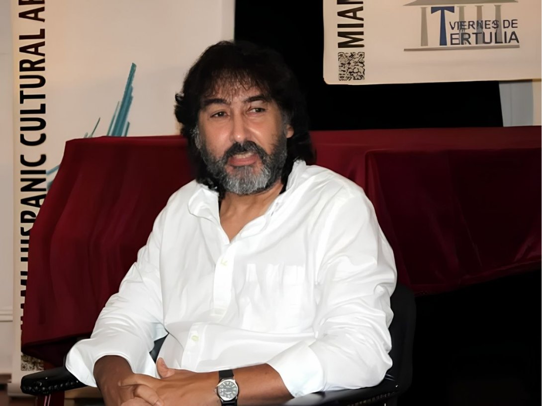 Joaquín Gálvez en una tertulia literaria. Foto de José Abreu Felippe.