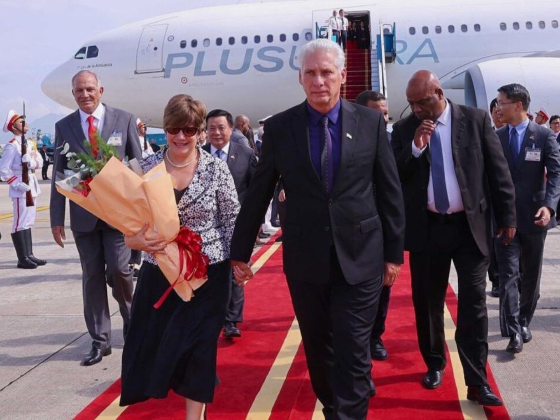 Miguel Díaz-Canel y Liz Cuesta arriban a Hanoi a bordo de un avión de Plus Ultra (agosto de 2025).