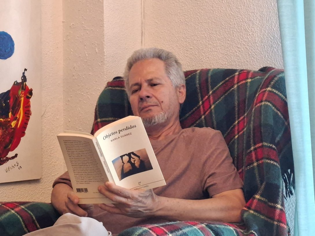 El poeta, artista visual y crítuco cubano Rafael Vilches leyendo la novela "Objetos perdidos" de Karla Suárez. Foto de Ana Rosa Díaz Naranjo.