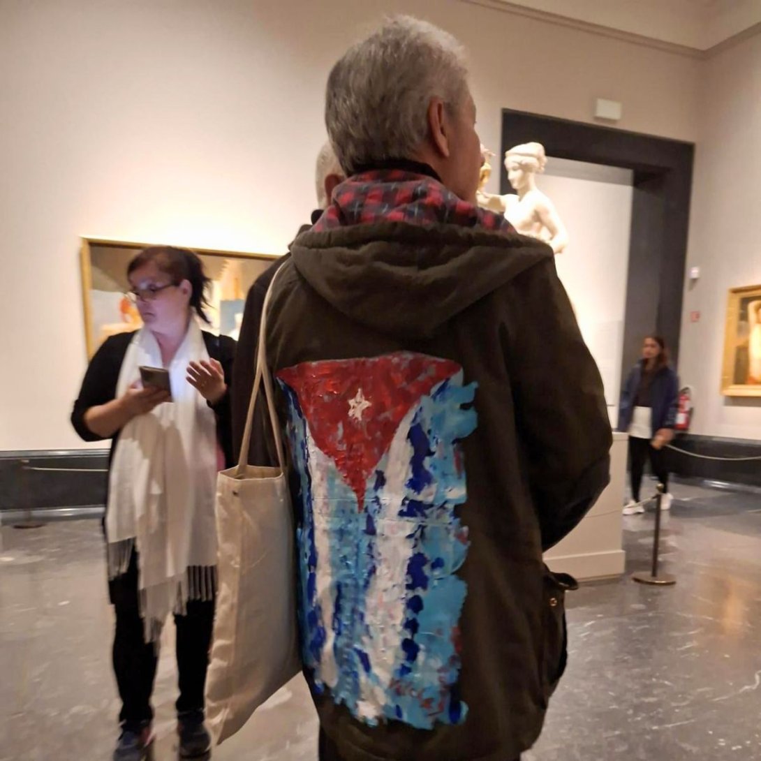 Performance "Mi bandera", del artista cubano exiliado Rafael Vilches en el Museo del Prado (23 de marzo de 2026).