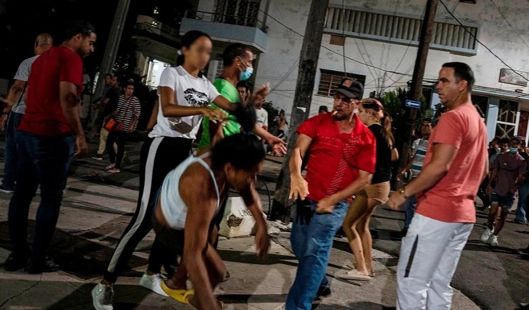 Defensores del régimen agreden a una mujer que protestaba en La Habana.