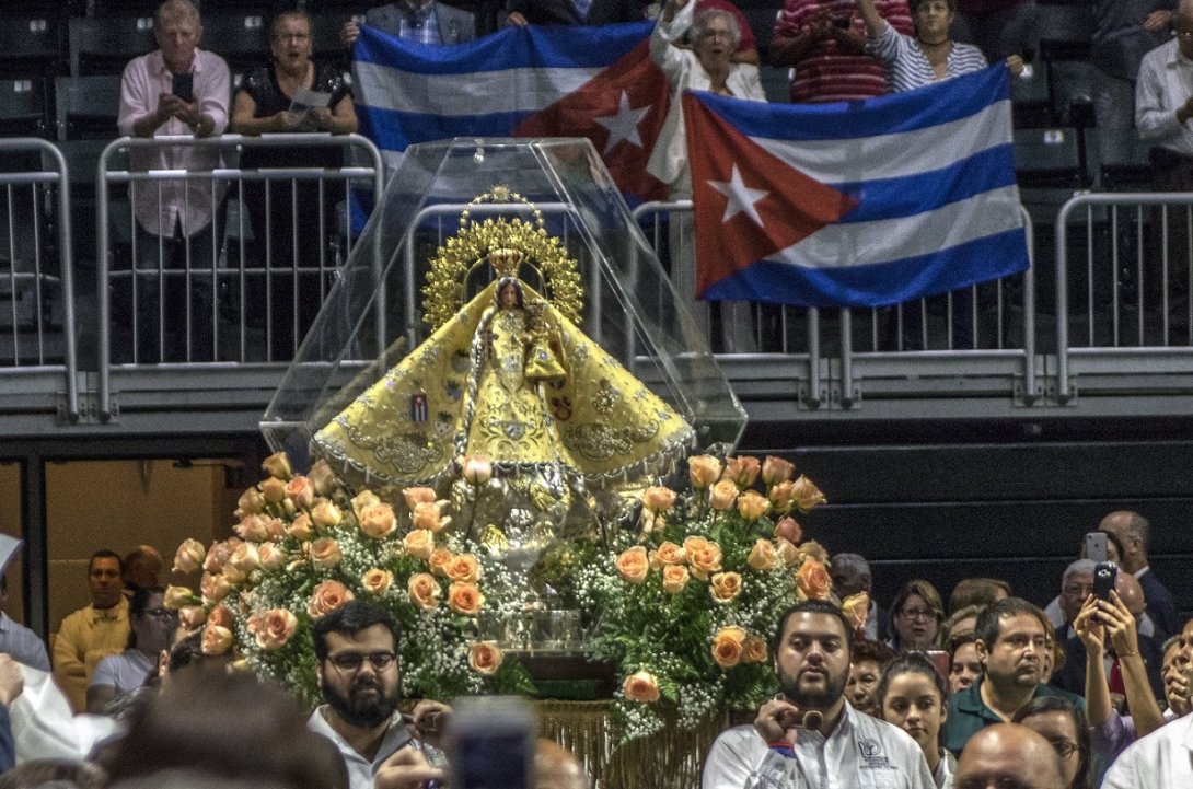 Efigie de la Virgen de la Caridad del Cobre en una procesión.